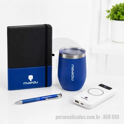 Kit Boas Vindas personalizado - CADERNETAem políéstere rPEt, contém  aproximadamente 96 folhas brancas pautadas,  marcador de página em cetim, elástico p/  fechamento seguro e porta-caneta lateral. TAM. 21  cm X 14,2 X 1,5 cm COPO TÉRMICO 320ml de parede dupla em inox,  contém tampa com bocal e trava de segurança. CARREGADOR PORTÁTIL c/ capacidade p/ até  10.000mAh. Com display digital, área para  carregamento por indução e cabo c/ saídas micro USB, USB-C, Lightninge USB-A. Entradas micro USBe USB-C exclusivas para a recarga do próprio  carregador. Tamanho 6,9 x 14,8 x 2,2 cm CANETA METÁLICA com carga esferográfica azul  1.0mm e acionamento por clique