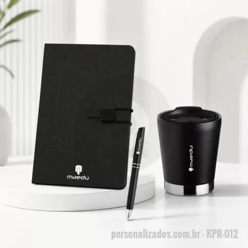 Kit Boas Vindas personalizado - CADERNETA capa dura em tecido de poliéster.  Miolo com 80 folhas pautadas na cor bege. Possui  elástico lateral com detalhe em couro sintético  para fechamento do caderno. TAM 24,4 x 14,4 x 1,5  cm CANETAesferográfica em alumínio e clipe de  metal. Escrita em preto. COPOinox 304 parede dupla com capacidade de  300ml, possui tampa plástica de encaixe com  acesso ao bocal e área para canudo (não  acompanha)