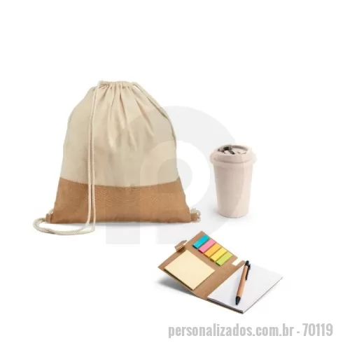 Kit Boas Vindas personalizado - ECO. Kit Onboarding (Boas Vindas e Integração) 92919 - Sacola tipo mochila. 100% algodão: 160 g/m². Detalhe em juta. Alças em algodão de 65 cm. 370 x 410 mm. 94066 - Copo de viagem. Fibra de bambu e PP. Capacidade: 380 ml. Food grade. Ø95 x 113 mm. 93791 - Caderno. Cartão. 6 conjuntos: 25 folhas cada. Incluso caderno com 50 folhas não pautadas e esferográfica em papel kraft. 100 x 150 mm