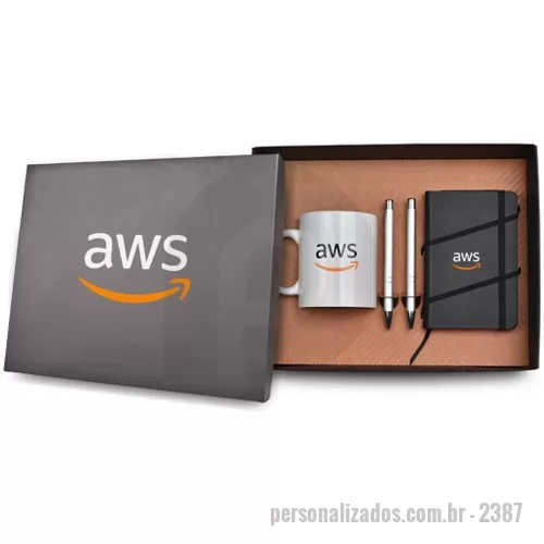 Kit Boas Vindas personalizado - aderneta em silkscreen 1 cor. Nas canetasKit boas-Vindas é composto por 1 caneca de louça com capacidade de 330 mL, 2 canetas metálicas e 1 caderneta 9x14 cm. A personalização é na tampa da caixa, caneca de louça e na c é a laser. O Formato da Caixa é 28,5x22,5x9 cm.