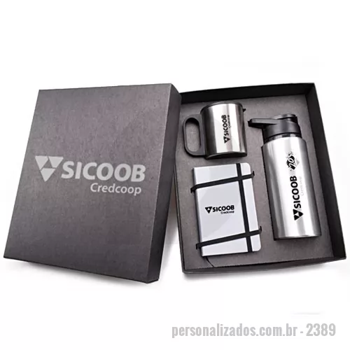 Kit Boas Vindas personalizado - Kit boas-Vindas é composto por 1 squeeze de alumínio com capacidade de 600 mL, 1 caneca de inox com capacidade de 180 mL e 1 caderneta 9x14 cm. A personalização é na tampa da caixa, squeeze e caneca em silkscreen 1 cor. Na caderneta a personalização é em silkscreen 1 cor. O Formato da Caixa é 28,5x24,5x7 cm. 