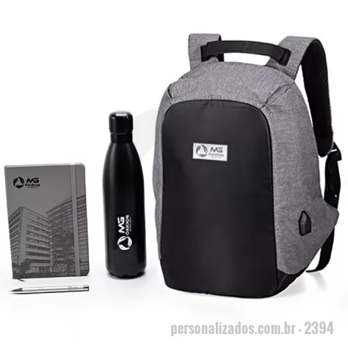 Kit Boas Vindas personalizado - Kit boas-Vindas é composto por 1 garrafa térrmica de água com capacidade de 780 mL personalizada em silk 1 cor, 1 caneta metálica gravada a laser, 1 caderneta formato 14x21 cm sem pauta com capa 4 cores e 1 mochila antifurto produzida em poliéster com detalhes em nylon, formato anatômico, design moderno, possui entrada USB na parte externa e cabo USB acoplado internamente. A personalização é na chapinha metálica a laser, formato 43,5 x 38 x 18 cm. Os produtos são fornecidos dentro da mochila, embalada em saco plástico selado.