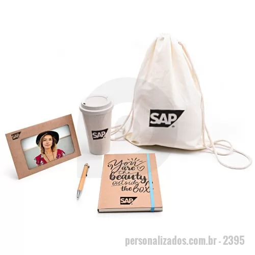Kit Boas Vindas personalizado - Kit boas-Vindas é composto por 1 copo ecológico com capacidade de 550 mL, 1 caneta de bambú, 1 caderneta 14x21 cm, 1 porta retrato em papel kraft 300 g e 1 sacochila em algodão natural gramatura 230 g. A personalização é na capa da caderneta, caneta, porta retrato, copo e sacochila em silkscreen 1 cor.  O Formato aproximado é 38,5x28x11 cm. Os produtos são fornecidos dentro da sacochila, embalada em saco plástico selado.