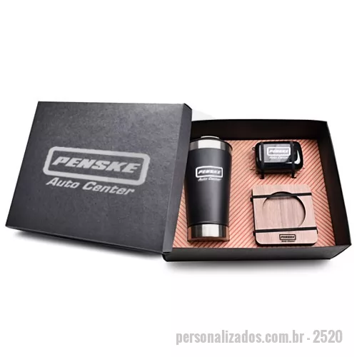 Kit Boas Vindas personalizado - Kit Composto por 1 Copo térmico de inox com capacidade de 500 mL. inclui tampa com abridor, 1 fone de ouvido bluetooth com comandos touch e estojo carregador, lanterna e display de bateria e 1 Suporte para copos e canecas em MDF. A personalização é em silkscreen no copo, no fone de ouvido, no suporte de copos e canecas e também na tampa da caixa. Formato da caixa 28,5 x 22 x 9 cm. Berço incluso.