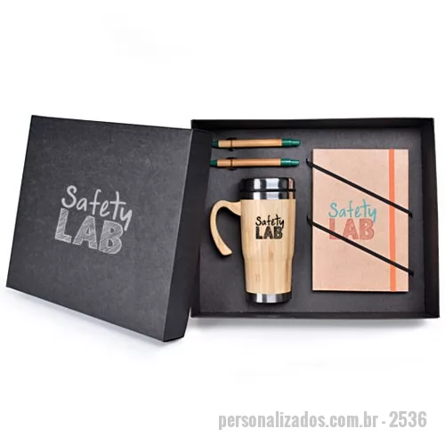 Kit Boas Vindas personalizado - Kit boas-Vindas é composto por 1 caneca de bambú de 500 mL, 1 caderneta ecológica formato 14x21 cm, 2 canetas ecológicas de bambú. A personalização é na tampa da caixa, caneca, caneta e caderneta em silkscreen 1 cor. O Formato da Caixa é 35,5x29x10,5 cm.