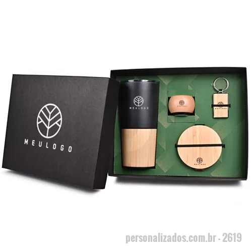 Kit Boas Vindas personalizado - Kit composto por 1 copo térmico com detalhe em bambú de 600 mL, 1 carregador via indução com acabamento em bambú, 1 caixa de som TWS com acabamento em bambú, 1 chaveiro metal bambú. A personalização é em silkscreen 1 cor no copo, no carregador, na caixa de som, no chaveiro e na tampa da caixa. Formato da caixa 28,5 x 22 x 9 cm.