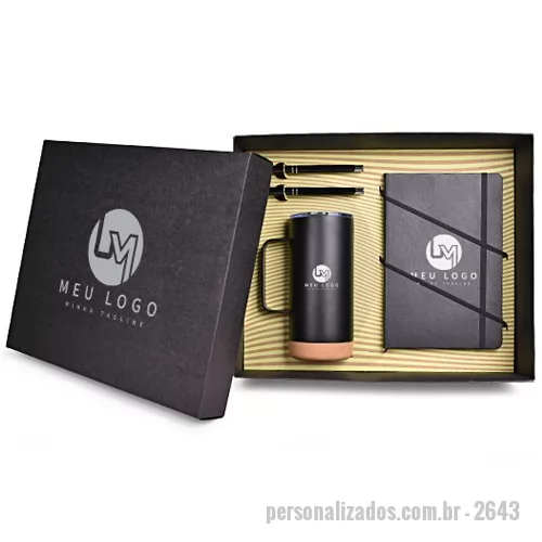 Kit Boas Vindas personalizado - Kit composto por 1 caneca térmica com detalhe em cortiça de 500 mL, 1 caderneta formato 14x21 cm, 2 canetas metálicas. A personalização é em silscreen 1 cor, na tampa da caixa, caneca e caderneta, e na caneta a personalização é a laser. O Formato da Caixa é 35,5x29x10,5 cm.