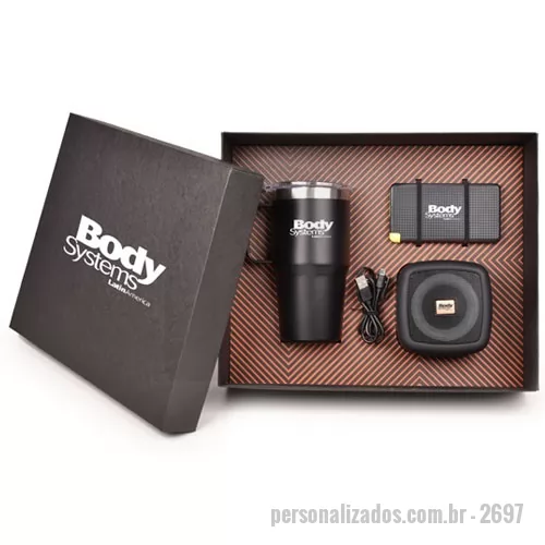 Kit Boas Vindas personalizado - kit composto por 1 caixa acústica, com tecnologia TWS que permite sincronizar duas caixas de som em uma só, aumentando a potência sonora, possui luzes RGB, suporte para celular, funciona nos modos bluetooth, rádio FM, auxiliar P2, pen drive e cartão TF (MicroSD). Fabricado em material plástico com base antiderrapante e acompanha cordão de nylon e cabo USB-V8. Formato 10,7x10,7x8,4 cm. Acompanha 1 caneca Térmica de inox de 700 mL, 1 Power bank de 5.000 mAh com indicador de LED. Os produtos e a caixa são personalizdos em Silkscreen 1 cor. Formato da caixa é 34,5x28x11 cm em Papel kraft preto 600 g com berço incluso. 