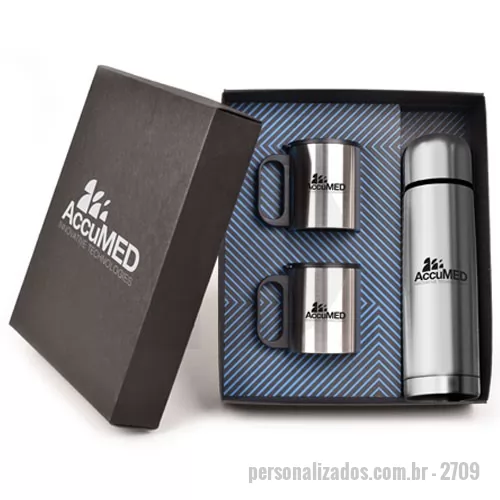 Kit Boas Vindas personalizado - Kit composto por duas canecas de inox com capacidade de 180 mL e uma garrafa térmica de inox com capacidade de 500 mL. As canecas, garrafa e caixa de papel kraft preto são personalizados em silkscreen 1 cor. Formato da caixa é 28,5x24,5x8 cm em Papel kraft preto 600 g com berço incluso.