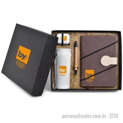 Kit Boas Vindas personalizado - Kit composto por um copo de fibra com capacidade de 350 mL, uma caderneta com aproximadamente 90 folhas na cor creme, sem pauta, um fone bluetooth com case carregador e uma caneta de bambu. A caderneta, copo, fone, caneta e a caixa de papel kraft preto são personalizados em silkscreen 1 cor. Formato da caixa é 28,5x24,5x8 cm em Papel kraft preto 600 g com berço incluso. 