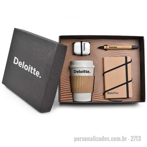 Kit Boas Vindas personalizado - Kit composto por um copos com tampa, fabricados com fibras de trigo, acompanha mexedor plástico, uma caderneta Eco revestida em papel kraft, uma caneta de bambu e um fone de ouvido Bluetooth wireless. A caderneta, os copos, a caneta, o fone e a caixa de papel kraft preto são personalizados em silkscreen 1 cor. Formato da caixa é 28,5x22,5x9,5 cm em Papel kraft preto 600 g com berço incluso. 