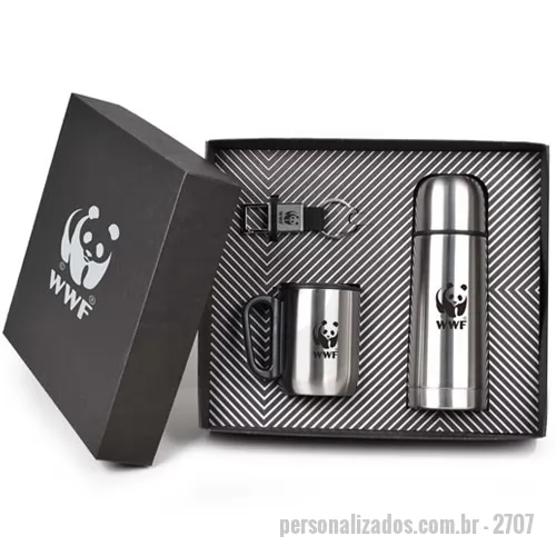 Kit Boas Vindas personalizado - Kit composto por uma caneca térmica de inox com capacidade de 230 mL, uma garrafa térmica de inox com capacidade de 350 mL e um chaveiro metálico tipo mosquetão. A caneca, garrafa e caixa de papel kraft preto são personalizados em silkscreen 1 cor e o mosquetão personalizado a laser. Formato da caixa é 28,5x24,5x7 cm em Papel kraft preto 600 g com berço incluso. 