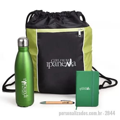 Kit Boas Vindas personalizado - Kit Composto por 1 Sacochila em poliéster formato 23 x 34 cm resistente a água com alças reforçadas e bolso com zíper, 1 Garrafa com capacidade de 750 mL, 1 Caderneta formato 9 x 14 cm pautado em papel creme, com elástico e cetim marcador de página e 1 Caneta ecológica com ponteira touch. Os produtos são personalizados em silkscreen 1 cor e são fornecidos dentro da sacochila protegidos em sacos plásticos individuais.