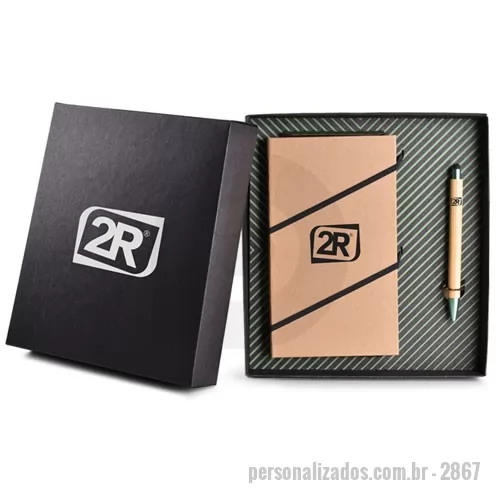 Kit Boas Vindas personalizado - Kit Composto por 1 Bloco de anotações em papel kraft, como aproximadamente 80 folhas na cor creme, acompanha 1 bloco rosa com 25 folhas e 5 blocos de autoadesivos e possui um elástico suporte para caneta. A personalização é na capa do bloco, caneta, tampa da caixa e berço em silkscreen 1 cor. Formato do produto é 11,4 x 19,5 cm.
