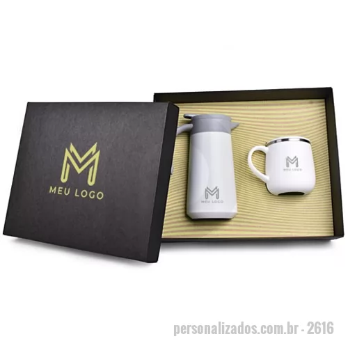 Kit Boas Vindas personalizado - Kit composto por 1 garrafa térmica de 800 mL e 1 caneca 370 mL com parede dupla em inox. A personalização é em silkscreen 1 cor na garrafa, na caneca e na tampa da caixa. O Formato da Caixa é 35,5x29x10,5 cm.