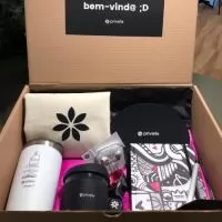 Somos fabricantes de brindes personalizados.Montamos o kit com produtos têxtil,eletônico,bem estar