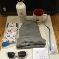 Somos fabricantes de brindes personalizados.Montamos o kit com produtos têxtil,eletônico,bem estar