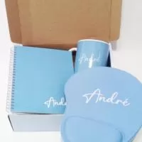 Kit Boas Vindas Personalizado com 3 itens na caixa, contendo: - 01 Caderno capa dura Personalizada em 4 cores - Sublimação. Miolo com 80 folhas e encadernação em wire-o. - 01 Caneca de Cerâmica 300ml personalizada em Sublimação 4 cores. - 01 Mouse pad ergonômico Personalizado em 4 cores - Sublimação.  Kit vem em caixa de papelão adesivada em adesivo vinil personalizado em 4 cores. Todas as peças podem ser personalizadas com nomes.