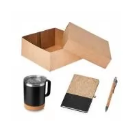 Kit boas vindas Ecológico em cortiça contendo: - 01 Caneca térmica em aço inox com parede dupla, capacidade de 350ml. Contém tampa com acesso para o bocal e base em cortiça. - 01 Caderneta de cortiça com detalhe em linho e suporte para caneta, contém marcador de página em cetim, tamanho: 15 x 21cm - 01 Caneta de cortiça com detalhes plásticos, carga esferográfica azul e acionamento por clique. Kit vem em caixa para presente em papel Kraft 250g.