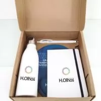 Kit Boas Vindas Personalizado c/ 4 peças contendo: Caderneta com capa dura no formato: 21 x 14cm, miolo com aproximadamente 80 folhas com ou sem pauta, personalizado em Sillkscreen - 1 cor. Mouse pad ergonômico personalizado em Sublimação - 4 cores. Garrafa de inox 750ml com tampa rosqueável e alça de nylon embutida personalizada em Silkscreen - 1 cor.  Caneta plástica touch personalizada em Silkscreen - 1 cor. Kit é fornecido em caixinha kraft com tampa acoplada.