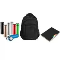 BOSS. Kit Onboarding (Boas Vindas e Integração) 881400 - Mochila para notebook confeccionada em poliéster reforçado com fechamento através de zíper e puxador metálico. Possui 3 bolsos frontais e 2 laterais com tela, além de compartimento interno acolchoado com eva para notebook até 18