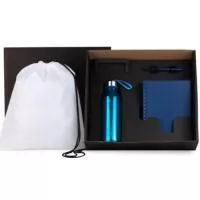 Kit boas vindas. Conta com mochila em nylon 420 branca; garrafa azul em pet; caderno para anotações wire-o azul com capa dura e caneta esferográfica em ABS azul.