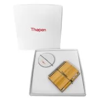 Carregador wireless por indução em formato de disco. Feito em plástico com antiderrapantes de silicone na parte inferior. Entrada universal 5.0V=2A; Entrada carga rápida 9.0V=2A; Saída universal 5.0V=1A; Saída carga rápida 9.0V=1.2A; Distância de transmissão 8mm e taxa de conversão ?73%. Acompanha cabo USB. Caderneta ecológica com caneta. Capa de bambu. Possui aproximadamente 50 folhas brancas pautadas. Acompanha uma caneta de bambu com detalhes em metal. Embalagem bopp com tampa na cor branca.
