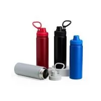 Kit boas vindas com mochila saco e 3 itens contendo: - 1 Mochila saco em nylon 210, em diversas cores; - 1 Caderno de reunião com capa dura personalizada em 4 cores, no tamanho 15 x 21cm, miolo personalizado 1 x 1 cor (preto) com 100 folhas; - 1 Squeeze de inox com capacidade de 750ml, tampa plástica com bico de canudo. Acompanha mosquetão. Personalizado em Silkscreen; - 1 Caneta de metal com ponteira touch. Personalização à Laser ou Silkscreen.