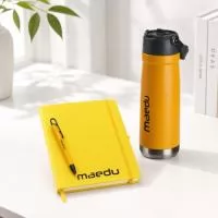 GARRAFA TÉRMICA em inox de parede dupla,  capacidade de 700ml. Tampa com alça de  transporte, bico flip e canudo interno. CADERNETA emborrachada com porta caneta  elástico em nylon, marcador de página em cetim e  fita elástica de nylon para fechar. Contém  aproximadamente 80 folhas pardas sem pauta.  TAMANHO: 21,2 x 14 x 1,5cm CANETAmetálica com acabamento similar à  borracha, clipe e ponteira plásticas, carga  esferográfica azul 1.0mm e acionamento por clique.