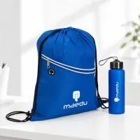 MOCHILA SACO em poliéster resistente à água com  alças ajustáveis em nylon, bolso frontal com  fechamento em zíper e entrada para fones de  ouvido. TAMANH0:39 x 34,5 cm GARRAFA PLÁSTICA de 680ml. Produzido em PVC  fosco livre de BPA, a squeeze possui tampa  rosqueávelem inox com alça elástica para  transporte (não removível).