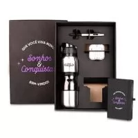 Kit Integração personalizado. Contém squeeze em aço inox; Caneta em plástico ABS prata; Caderno sem pauta; Fone de ouvido. Squeeze fumê revestido em aço inox 750ml. Acompanha copo rosqueável 200ml. Caneta com tampa e ponta touch. Caderno com 80 folhas não pautadas. Fone de ouvido conta com microfone e controle de volume. Brinde personalizado ideal para receber novos colaboradores.