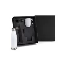 Conta com garrafa em aço inox branca com tampa rosqueável, caneca em cerâmica branca, caderno para anotações preto com capa dura e caneta esferográfica em alumínio preta.