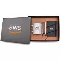 aderneta em silkscreen 1 cor. Nas canetasKit boas-Vindas é composto por 1 caneca de louça com capacidade de 330 mL, 2 canetas metálicas e 1 caderneta 9x14 cm. A personalização é na tampa da caixa, caneca de louça e na c é a laser. O Formato da Caixa é 28,5x22,5x9 cm.
