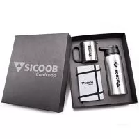 Kit boas-Vindas é composto por 1 squeeze de alumínio com capacidade de 600 mL, 1 caneca de inox com capacidade de 180 mL e 1 caderneta 9x14 cm. A personalização é na tampa da caixa, squeeze e caneca em silkscreen 1 cor. Na caderneta a personalização é em silkscreen 1 cor. O Formato da Caixa é 28,5x24,5x7 cm. 