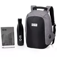 Kit boas-Vindas é composto por 1 garrafa térrmica de água com capacidade de 780 mL personalizada em silk 1 cor, 1 caneta metálica gravada a laser, 1 caderneta formato 14x21 cm sem pauta com capa 4 cores e 1 mochila antifurto produzida em poliéster com detalhes em nylon, formato anatômico, design moderno, possui entrada USB na parte externa e cabo USB acoplado internamente. A personalização é na chapinha metálica a laser, formato 43,5 x 38 x 18 cm. Os produtos são fornecidos dentro da mochila, embalada em saco plástico selado.