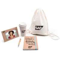 Kit boas-Vindas é composto por 1 copo ecológico com capacidade de 550 mL, 1 caneta de bambú, 1 caderneta 14x21 cm, 1 porta retrato em papel kraft 300 g e 1 sacochila em algodão natural gramatura 230 g. A personalização é na capa da caderneta, caneta, porta retrato, copo e sacochila em silkscreen 1 cor.  O Formato aproximado é 38,5x28x11 cm. Os produtos são fornecidos dentro da sacochila, embalada em saco plástico selado.