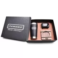 Kit Composto por 1 Copo térmico de inox com capacidade de 500 mL. inclui tampa com abridor, 1 fone de ouvido bluetooth com comandos touch e estojo carregador, lanterna e display de bateria e 1 Suporte para copos e canecas em MDF. A personalização é em silkscreen no copo, no fone de ouvido, no suporte de copos e canecas e também na tampa da caixa. Formato da caixa 28,5 x 22 x 9 cm. Berço incluso.