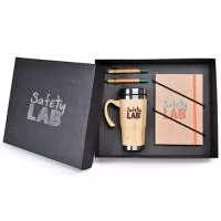 Kit boas-Vindas é composto por 1 caneca de bambú de 500 mL, 1 caderneta ecológica formato 14x21 cm, 2 canetas ecológicas de bambú. A personalização é na tampa da caixa, caneca, caneta e caderneta em silkscreen 1 cor. O Formato da Caixa é 35,5x29x10,5 cm.