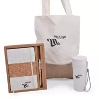 Kit composto por 1 sacola ecológica em algodão e juta, 1 copo de fibra de bambú de 350 mL , 1 caderneta em linho com detalhe em cortiça, 1 caneta de cortiça. A personalização é em silkscreen 1 cor na sacola, no copo, na caderneta e na caneta.