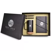 Kit composto por 1 caneca térmica com detalhe em cortiça de 500 mL, 1 caderneta formato 14x21 cm, 2 canetas metálicas. A personalização é em silscreen 1 cor, na tampa da caixa, caneca e caderneta, e na caneta a personalização é a laser. O Formato da Caixa é 35,5x29x10,5 cm.