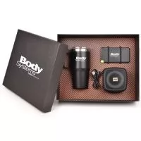 kit composto por 1 caixa acústica, com tecnologia TWS que permite sincronizar duas caixas de som em uma só, aumentando a potência sonora, possui luzes RGB, suporte para celular, funciona nos modos bluetooth, rádio FM, auxiliar P2, pen drive e cartão TF (MicroSD). Fabricado em material plástico com base antiderrapante e acompanha cordão de nylon e cabo USB-V8. Formato 10,7x10,7x8,4 cm. Acompanha 1 caneca Térmica de inox de 700 mL, 1 Power bank de 5.000 mAh com indicador de LED. Os produtos e a caixa são personalizdos em Silkscreen 1 cor. Formato da caixa é 34,5x28x11 cm em Papel kraft preto 600 g com berço incluso. 