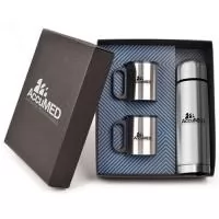 Kit composto por duas canecas de inox com capacidade de 180 mL e uma garrafa térmica de inox com capacidade de 500 mL. As canecas, garrafa e caixa de papel kraft preto são personalizados em silkscreen 1 cor. Formato da caixa é 28,5x24,5x8 cm em Papel kraft preto 600 g com berço incluso.
