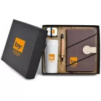 Kit composto por um copo de fibra com capacidade de 350 mL, uma caderneta com aproximadamente 90 folhas na cor creme, sem pauta, um fone bluetooth com case carregador e uma caneta de bambu. A caderneta, copo, fone, caneta e a caixa de papel kraft preto são personalizados em silkscreen 1 cor. Formato da caixa é 28,5x24,5x8 cm em Papel kraft preto 600 g com berço incluso. 