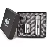 Kit composto por uma caneca térmica de inox com capacidade de 230 mL, uma garrafa térmica de inox com capacidade de 350 mL e um chaveiro metálico tipo mosquetão. A caneca, garrafa e caixa de papel kraft preto são personalizados em silkscreen 1 cor e o mosquetão personalizado a laser. Formato da caixa é 28,5x24,5x7 cm em Papel kraft preto 600 g com berço incluso. 