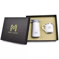 Kit composto por 1 garrafa térmica de 800 mL e 1 caneca 370 mL com parede dupla em inox. A personalização é em silkscreen 1 cor na garrafa, na caneca e na tampa da caixa. O Formato da Caixa é 35,5x29x10,5 cm.