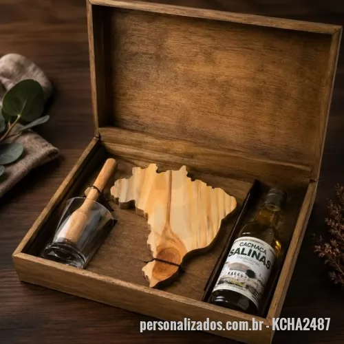 Kit cachaça personalizado - Kit cachaça Personalizado - KCHA2487 - kit cachaça na caixa de madeira com 1 cachaça, 1 tabua em formato do mapa do brasil, 1 copo e 1 socador. - 182722 - Kit cachaça