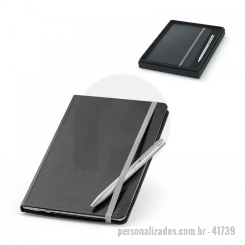 Kit cadernos personalizado - Conjunto esferográfica e caderno A5. A esferográfica é em alumínio com clipe de ferro e é de mecanismo twist com escrita a azul. O caderno A5 tem capa rígida, fita separadora, elástico, bolso interior e 80 folhas pautadas de cor marfim. Conjunto fornecido em caixa de oferta. Esferográfica: ø10 x 138 mm | Caderno: 137 x 210 mm | Caixa: 190 x 240 x 30 mm