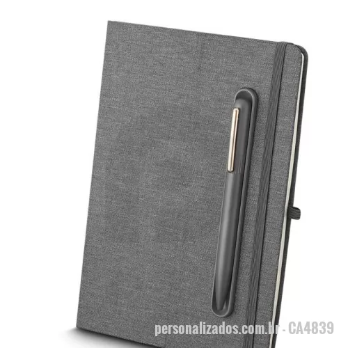 Kit cadernos personalizado - Caderno produzido com capa em tecido RPET e suporte para caneta em latão reciclável na capa, capa dobrável para suporte de smartphone, miolo com 80 folhas pautadas.