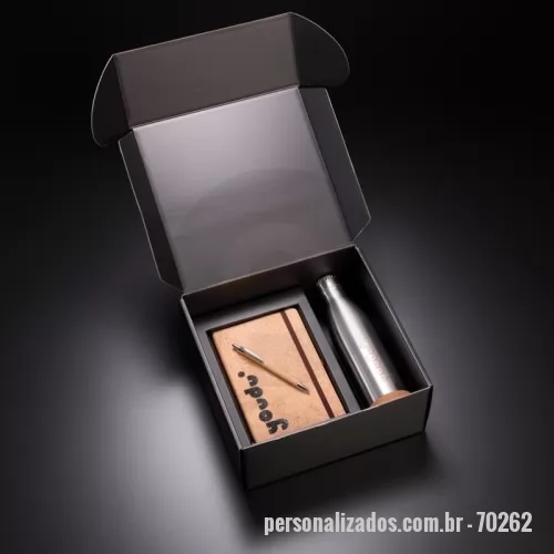 Kit cadernos personalizado - 	Kit executivo com caderno de anotações A5 em bambu, caneta esferográfica em alumínio e bambu e garrafa térmica em aço inox com revestimento em bambu com parede dupla, tampa e anel de silicone com capacidade 430ml. Conserva líquido quente por até 12 horas e líquido frio até 18 horas.