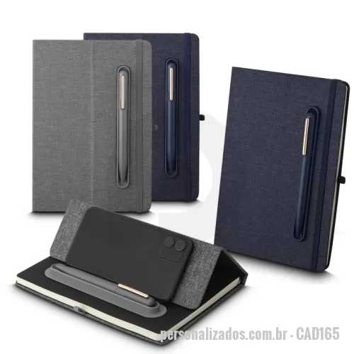 Kit cadernos personalizado - Caderno produzido com capa em tecido RPET e suporte para caneta em latão reciclável na capa, capa dobrável para suporte de smartphone, miolo com 80 folhas pautadas.